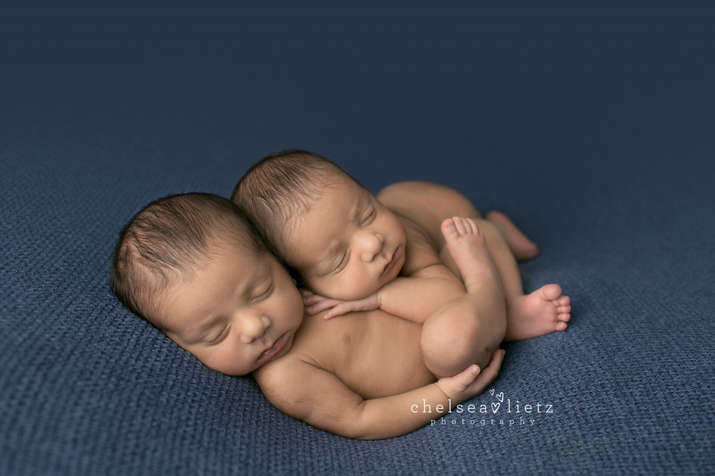 twin newborn baby photos in San Antonio